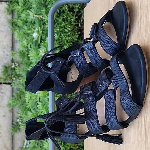 UGG Yasmin Lace Up Black Wedge Sandal Size 9 - Picture 3 of 14